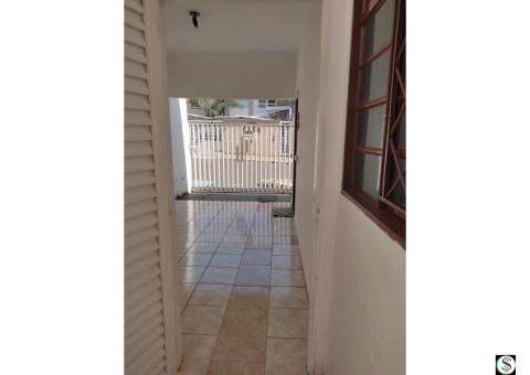 CASA COM EXCELENTE LOCALIZAÇÃO